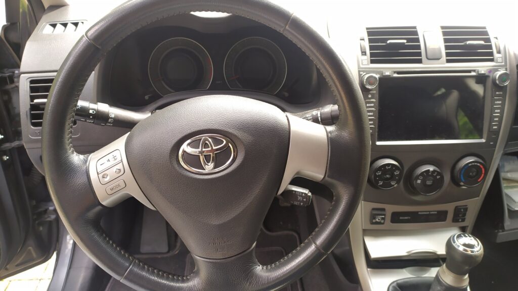 Przyciski w lewym ramieniu kierownicy - Toyota Corolla wersja wyposażenia Luna