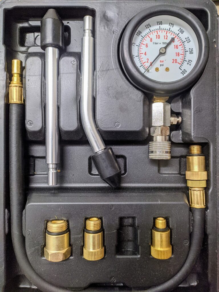 Miernik do mierzenia kompresji w cylindrach silnika benzynowego